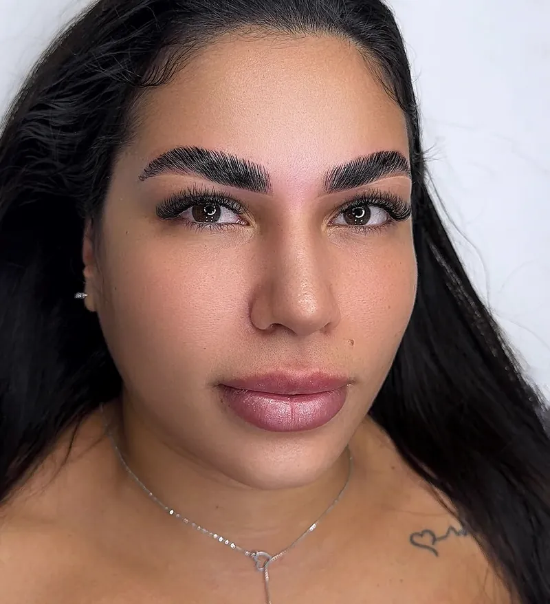 Cliente com sobrancelhas volumosas e alinhadas após brow lamination