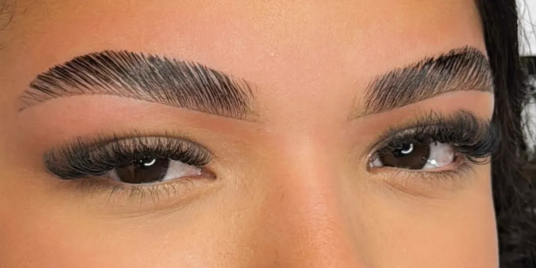 Depois: fios alinhados e preenchidos após brow lamination