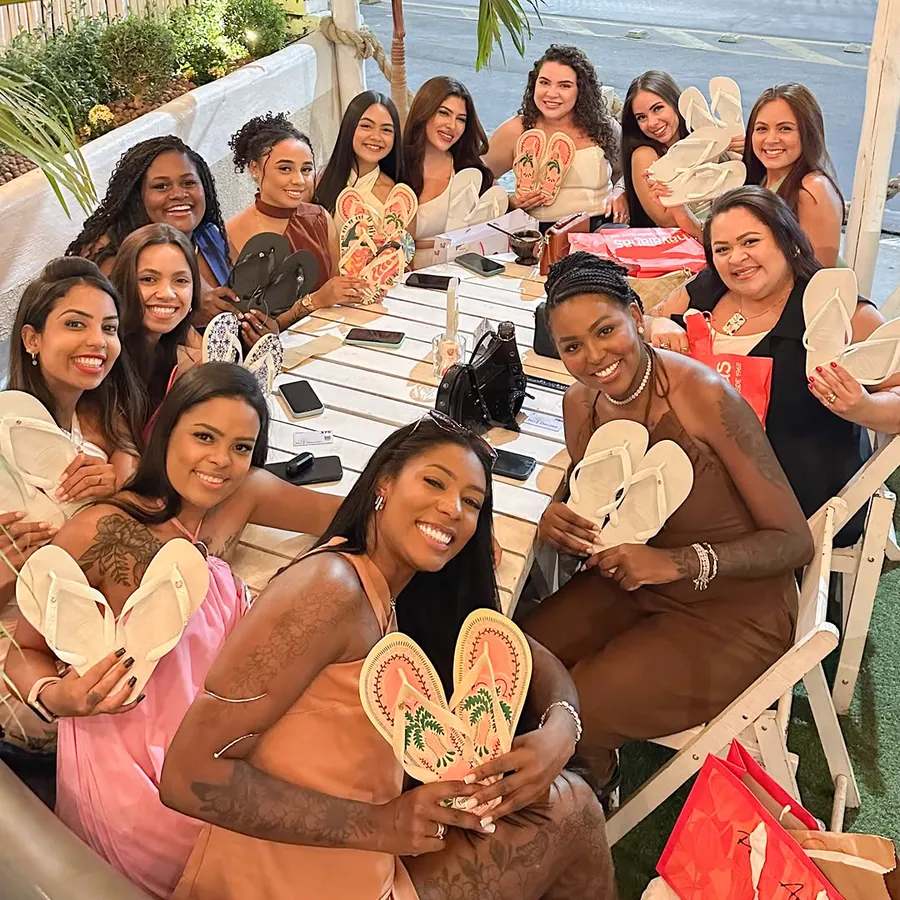 Grupo de profissionais da beleza reunidas na confraternização anual