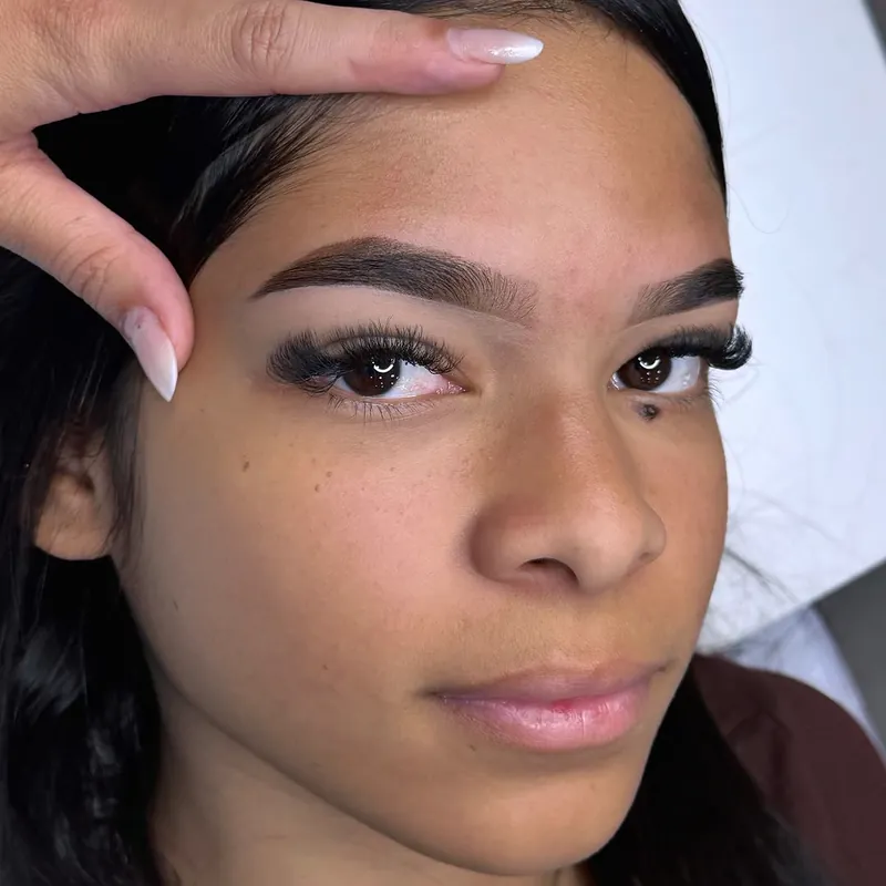 Modelo com as sobrancelhas prontas, feitas pela aluna de Brasília no curso