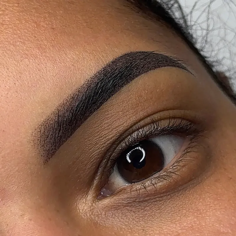 Close no olho e na sobrancelha com micropigmentação shadow