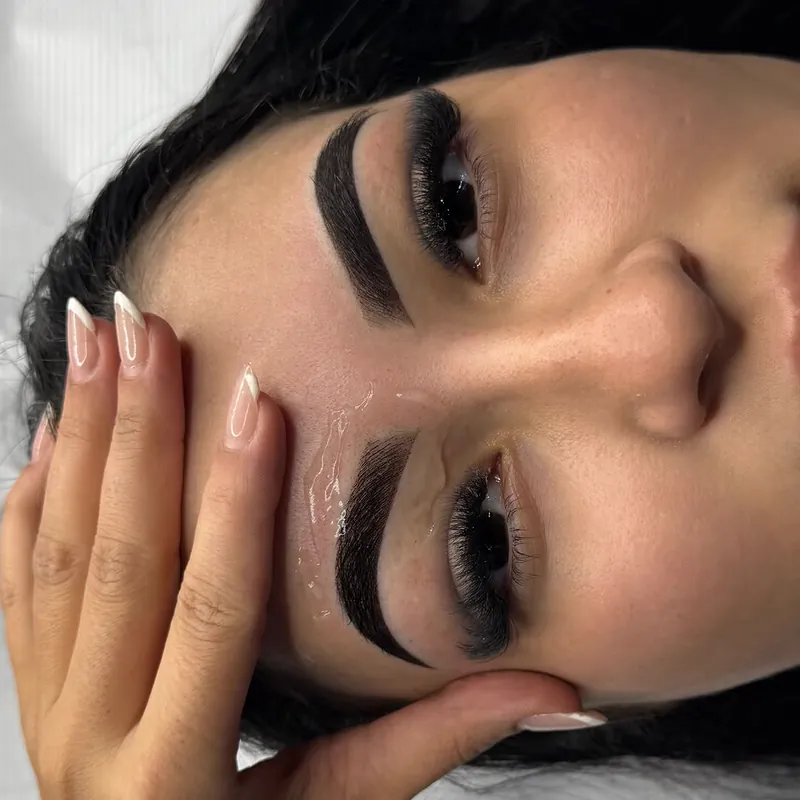 Cliente deitada exibindo sobrancelhas com micropigmentação shadow